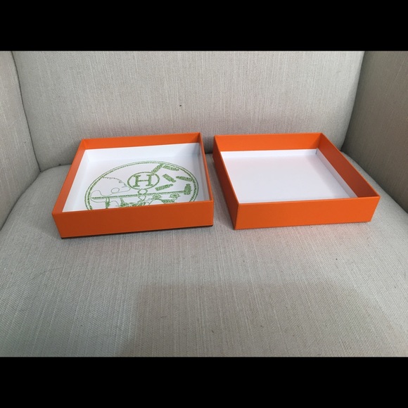 Hermès box 6”x6x 1 1/2” - Picture 4 of 7